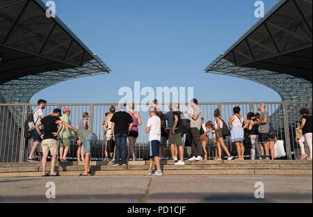 Berlino, Deutschland. 04 Ago, 2018. Funzione, i visitatori guardano allo Stadio Olimpico, su 04.08.2018 Campionato Europeo di Atletica 2018 a Berlino/Germania Da 06.08. - 12.08.2018. | Utilizzo di credito in tutto il mondo: dpa/Alamy Live News Foto Stock