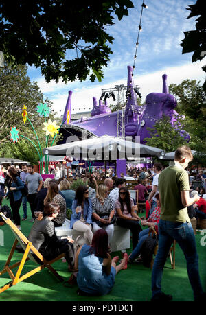 Edinburgh, Regno Unito. Il 5 agosto 2018. Edinburgh Fringe Festival weekend intenso con il bene pubblico per il primo fine settimana dell'annuale festival delle arti, Edimburgo, Scozia, Regno Unito Foto Stock