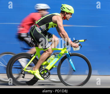 ExCel di Londra, UK, 5 agosto 2018. Misto distanza olimpica e weekend warrier racers sul ciclo percorso prima della gare elite. Il maschile e femminile Elite gare attrarre un elevato campo di classe internazionale di atleti. Ora al suo ventiduesimo anno, l'AJ Bell London Triathlon è il più grande del mondo di triathlon, questo anno accogliendo oltre 10.000 triatleti e elite racers. Gli atleti potranno nuotare, bici e correre intorno alla spettacolare tracciato nella zona est di Londra sia in sprint e distanza olimpica categorie. Credito: Imageplotter News e sport/Alamy Live News Credito: Imageplotter News e sport/Alamy Live News Foto Stock