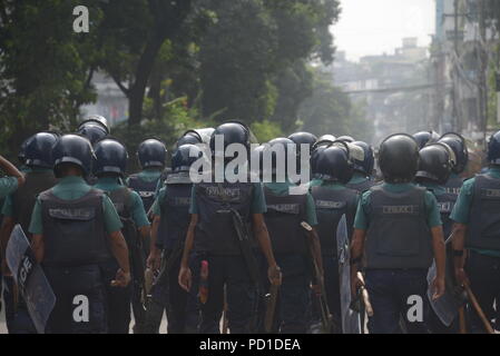 Dacca. 5 Ago, 2018. Anti-sommossa poliziotti di guardia durante la protesta degli studenti su una strada principale a Dhaka, nel Bangladesh il 5 agosto 2018. Credito: Xinhua/Alamy Live News Foto Stock