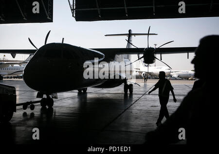 Tehran, Iran. 5 Ago, 2018. La gente guarda ATR 72-600 aerei per il trasporto passeggeri in aeroporto di Mehrabad a Teheran, Iran, il 5 agosto 2018. L'italo-francese del costruttore di aeromobili ATR consegnato cinque più turboprops all'Iran di domenica, ufficiale IRNA news agency ha riferito. L'ATR 72-600 aerei per il trasporto passeggeri sbarcati a Teheran di Mehrabad international airport di domenica mattina, un giorno prima che gli Stati Uniti ristabiliti il primo round di sanzioni contro l'Iran. Credito: Ahmad Halabisaz/Xinhua/Alamy Live News Foto Stock