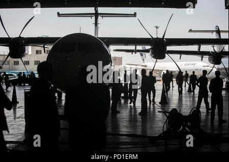 Tehran, Iran. 5 Ago, 2018. La gente guarda ATR 72-600 aerei per il trasporto passeggeri in aeroporto di Mehrabad a Teheran, Iran, il 5 agosto 2018. L'italo-francese del costruttore di aeromobili ATR consegnato cinque più turboprops all'Iran di domenica, ufficiale IRNA news agency ha riferito. L'ATR 72-600 aerei per il trasporto passeggeri sbarcati a Teheran di Mehrabad international airport di domenica mattina, un giorno prima che gli Stati Uniti ristabiliti il primo round di sanzioni contro l'Iran. Credito: Ahmad Halabisaz/Xinhua/Alamy Live News Foto Stock