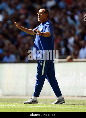 Londra, Regno Unito. 05 Ago, 2018. Chelsea manager Maurizio Sarri impartisce istruzioni CHELSEA V MANCHESTER CITY CHELSEA V Manchester City, FA SCUDO DELLA COMUNITÀ 05 agosto 2018 GBC10015 La Comunità fa scudo 05/08/18 strettamente solo uso editoriale. Se il giocatore/i giocatori raffigurata in questa immagine è/sono la riproduzione per un Club Inglese o l'Inghilterra per la squadra nazionale. Quindi questa immagine può essere utilizzata solo per scopi editoriali. Uso non commerciale. I seguenti usi sono anche limitato anche se in un contesto editoriale: Utilizzare in combinazione con, o parte della, qualsiasi non autorizzato di audio, video, dati, elenco delle attrezzature Foto Stock