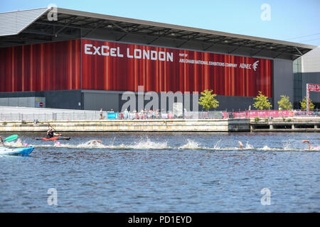 ExCel di Londra, UK, 5 agosto 2018. Elite nuotatori di fronte all'ExCel. Il maschile e femminile Elite gare attrarre un elevato campo di classe internazionale di atleti. Ora al suo ventiduesimo anno, l'AJ Bell London Triathlon è il più grande del mondo di triathlon, questo anno accogliendo oltre 10.000 triatleti e elite racers. Credito: Imageplotter News e sport/Alamy Live News Foto Stock