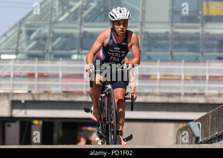 ExCel di Londra, UK, 5 agosto 2018. Audrey Merle (104, FRA), Donne Elite. Il maschile e femminile Elite gare attrarre un elevato campo di classe internazionale di atleti. Ora al suo ventiduesimo anno, l'AJ Bell London Triathlon è il più grande del mondo di triathlon, questo anno accogliendo oltre 10.000 triatleti e elite racers. Credito: Imageplotter News e sport/Alamy Live News Foto Stock