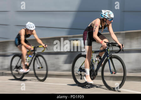 ExCel di Londra, UK, 5 agosto 2018. Elite Donna bike race. Il maschile e femminile Elite gare attrarre un elevato campo di classe internazionale di atleti. Ora al suo ventiduesimo anno, l'AJ Bell London Triathlon è il più grande del mondo di triathlon, questo anno accogliendo oltre 10.000 triatleti e elite racers. Credito: Imageplotter News e sport/Alamy Live News Foto Stock