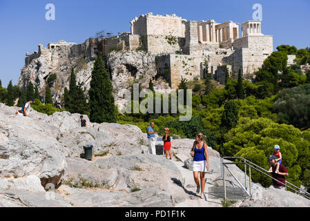 Atene, Grecia. 5 Ago, 2018. Il turista a godere la vista Dal areopago collina accanto alla Acropoli.Atene è la capitale della Grecia e aveva una popolazione di oltre 650.000 nel 2017. La città è situata nella parte meridionale del paese. Credito: Omar Marques/SOPA Immagini/ZUMA filo/Alamy Live News Foto Stock