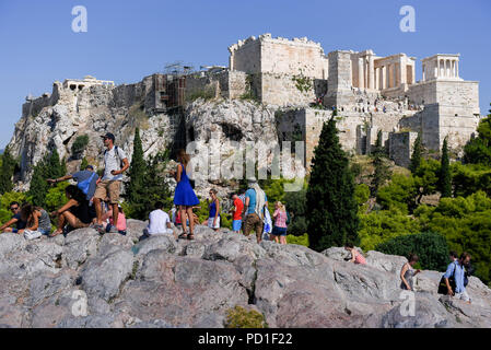 Atene, Grecia. 5 Ago, 2018. Il turista a godere la vista Dal areopago collina accanto alla Acropoli.Atene è la capitale della Grecia e aveva una popolazione di oltre 650.000 nel 2017. La città è situata nella parte meridionale del paese. Credito: Omar Marques/SOPA Immagini/ZUMA filo/Alamy Live News Foto Stock