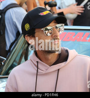 Londra, Regno Unito. 05 Ago, 2018. Adrien Brody, Gumball 3000 lancio e caduta di bandiera, Covent Garden, Londra, UK, 05 agosto 2018, Foto di Richard Goldschmidt, celebrità si riuniscono per un epico viaggio su strada la guida da Londra a Tokyo in soli 7 giorni per raccogliere fondi per la Gumball 3000 Foundation per supportare una varietà di gioventù progetti basati in condizioni di basso reddito europee. Credito: ricca di oro/Alamy Live News Foto Stock