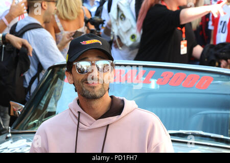 Londra, Regno Unito. 05 Ago, 2018. Adrien Brody, Gumball 3000 lancio e caduta di bandiera, Covent Garden, Londra, UK, 05 agosto 2018, Foto di Richard Goldschmidt, celebrità si riuniscono per un epico viaggio su strada la guida da Londra a Tokyo in soli 7 giorni per raccogliere fondi per la Gumball 3000 Foundation per supportare una varietà di gioventù progetti basati in condizioni di basso reddito europee. Credito: ricca di oro/Alamy Live News Foto Stock