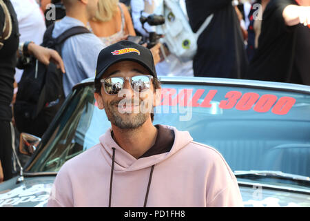 Londra, Regno Unito. 05 Ago, 2018. Adrien Brody, Gumball 3000 lancio e caduta di bandiera, Covent Garden, Londra, UK, 05 agosto 2018, Foto di Richard Goldschmidt, celebrità si riuniscono per un epico viaggio su strada la guida da Londra a Tokyo in soli 7 giorni per raccogliere fondi per la Gumball 3000 Foundation per supportare una varietà di gioventù progetti basati in condizioni di basso reddito europee. Credito: ricca di oro/Alamy Live News Foto Stock