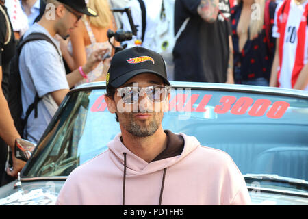 Londra, Regno Unito. 05 Ago, 2018. Adrien Brody, Gumball 3000 lancio e caduta di bandiera, Covent Garden, Londra, UK, 05 agosto 2018, Foto di Richard Goldschmidt, celebrità si riuniscono per un epico viaggio su strada la guida da Londra a Tokyo in soli 7 giorni per raccogliere fondi per la Gumball 3000 Foundation per supportare una varietà di gioventù progetti basati in condizioni di basso reddito europee. Credito: ricca di oro/Alamy Live News Foto Stock