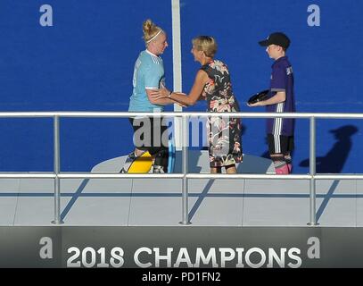 Londra, Regno Unito. 05 Ago, 2018. La Contessa di Wessex presenta Ayeisha Mcferran (IRL, portiere) con il suo premio per essere il portiere del torneo. Holland V Irlanda. Match 36. Finale. Medaglia d oro corrispondono. Womens Hockey World Cup 2018. Lee Valley hockey center. Queen Elizabeth Olympic Park. Stratford. Londra. Regno Unito. 05/08/2018. Credito: Sport In immagini/Alamy Live News Foto Stock