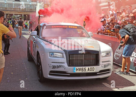 Londra, Regno Unito. 05 Ago, 2018. Gumball 3000 lancio e caduta di bandiera, Covent Garden, Londra, UK, 05 agosto 2018, Foto di Richard Goldschmidt, celebrità si riuniscono per un epico viaggio su strada la guida da Londra a Tokyo in soli 7 giorni per raccogliere fondi per la Gumball 3000 Foundation per supportare una varietà di gioventù progetti basati in condizioni di basso reddito europee Credito: ricca di oro/Alamy Live News Foto Stock