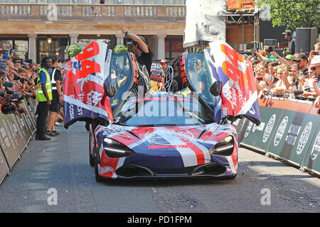 Londra, Regno Unito. 05 Ago, 2018. Gumball 3000 lancio e caduta di bandiera, Covent Garden, Londra, UK, 05 agosto 2018, Foto di Richard Goldschmidt, celebrità si riuniscono per un epico viaggio su strada la guida da Londra a Tokyo in soli 7 giorni per raccogliere fondi per la Gumball 3000 Foundation per supportare una varietà di gioventù progetti basati in condizioni di basso reddito europee Credito: ricca di oro/Alamy Live News Foto Stock