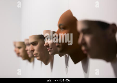 Seattle, Washington: "Visioni tranger' sul display durante il Seattle Art Fair al campo CenturyLink Event Center. Il lavoro, artista Heather Dewey-Hagborg, consiste di stampati in 3d di dimensioni di vita i modelli che sono stati algoritmicamente-generati da un'analisi del DNA. I campioni sono stati raccolti in modo casuale dall'artista di oggetti di scarto di nuovo la tua città. Fondata nel 2015 da Paul G. Allen, la mostra annuale include gallerie provenienti da tutto il mondo così come Seattle Foster/bianco, Linda Hodges e molti altri. Foto Stock