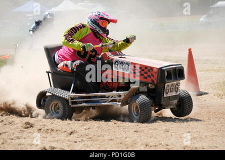 Dorset, Regno Unito. Il 5 agosto 2018. I concorrenti in gara su migliorata trattore tosaerba in 'Motenza Madness" la raccolta di fondi per beneficenza. Credito: P Tomlins/Alamy Live News Foto Stock