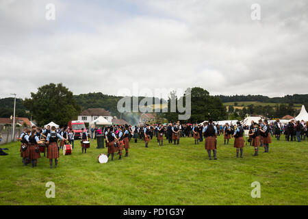 Stirling, Scozia, Regno Unito. 5 agosto 2018. Strathallan parco giochi vicino a Stirling è la sede per il 167° Bridge of Allan Highland Games. Scottish bande di cornamuse muster al di fuori dell'anello principale per sintonizzare i loro strumenti e di impegnarsi in una pratica finale, pronto a competere nel pipe band la concorrenza. Giuseppe di credito Clemson, JY News Immagini/Alamy. Foto Stock