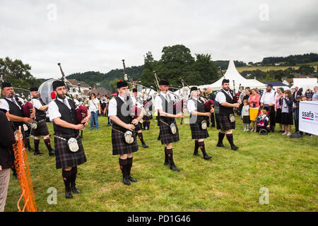 Stirling, Scozia, Regno Unito. 5 agosto 2018. Strathallan parco giochi vicino a Stirling è la sede per il 167° Bridge of Allan Highland Games. Membri del Glenrothes and District Pipe Band Marzo verso il principale anello mostra di prendere parte al pipe band la concorrenza. Giuseppe di credito Clemson, JY News Immagini/Alamy Live News. Foto Stock