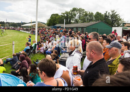 Stirling, Scozia, Regno Unito. 5 agosto 2018. Gli spettatori intorno alla principale mostra ring a Strathallan parco giochi vicino a Stirling, la sede per il 167° Bridge of Allan Highland Games. La folla si sono riuniti per guardare la highland dancing, la pipe band, competizione atletica, ciclo racing e la tradizionale heavywight concorsi tra cui lanciare la caber. Giuseppe di credito Clemson, JY News Immagini/Alamy Live News. Foto Stock