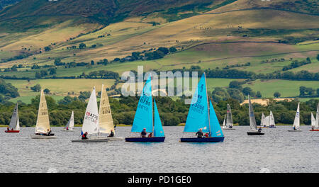 Bassenthwaite Lake, UK. 5 agosto 2018. Buone condizioni meteorologiche, ma venti leggeri, ha portato in alcuni dei primi rinvii nella seconda giornata di gare a Bassenthwaite Sailing Week. Centinaia di appassionati di vela prendere parte i nove giorni della manifestazione che è organizzata ogni anno da Bassenthwaite Sailing Club in Cumbria. Lo sfondo di Skiddaw fornisce lo scenario spettacolare sia per i marinai e gli spettatori anche se i buoni risultati meteo con un po' di energia eolica. Quest'anno l'evento viene eseguito dal 4 fino al 12 agosto. Foto Fotografia Bailey-Cooper/Alamy Live News Foto Stock