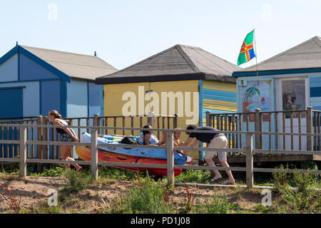 Anderby creek lincolnshire costa 5 Agosto 2018: chiari cieli nuvole bianche giornata calda famiglia push e pull Canoe sulla spiaggia, famiglie crogiolatevi al sole sulla spiaggia dorata, farfalle e libellule e caprioli godere golden prati Clifford Norton Alamy Live News. Foto Stock