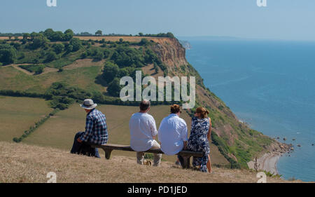 Sidmouth, East Devon, Regno Unito. 5 agosto 2018. Meteo REGNO UNITO: caldo sole e cielo blu in East Devon. Gli escursionisti e i visitatori godere del bellissimo paesaggio e paesaggi costieri lungo la costa sud occidentale il percorso nei pressi di Sidmouth in una calda e soleggiata giornata. Credito: Celia McMahon/Alamy Live News Foto Stock