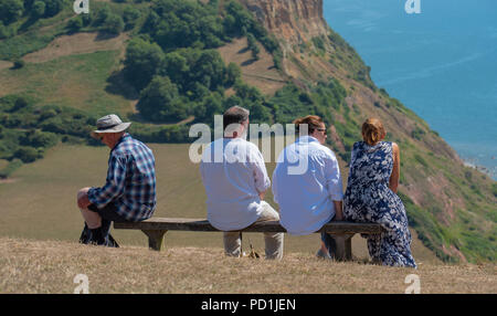 Sidmouth, East Devon, Regno Unito. 5 agosto 2018. Meteo REGNO UNITO: caldo sole e cielo blu in East Devon. Gli escursionisti e i visitatori godere del bellissimo paesaggio e paesaggi costieri lungo la costa sud occidentale il percorso nei pressi di Sidmouth in una calda e soleggiata giornata. Credito: Celia McMahon/Alamy Live News Foto Stock