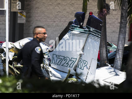 Santa Ana, CA, Stati Uniti d'America. 5 Ago, 2018. Relitto di un aereo Cessna risiede nei punti metallici parcheggio off Bristol St in Santa Ana CA. Un doppio motore Cessna si è schiantato SNA vicino Aeroporto John Wayne nel pomeriggio di domenica 5 agosto, 2018 nei punti metallici il parcheggio nel blocco 3000 di Bristol St in Santa Ana CA USA. Un PIO per la Contea di Orange Fire competente ha confermato ci sono stati 5 morti confermati a bordo del velivolo con nessun ferisce riportato sulla terra. Credito: Stuart Palley/ZUMA filo/Alamy Live News Foto Stock