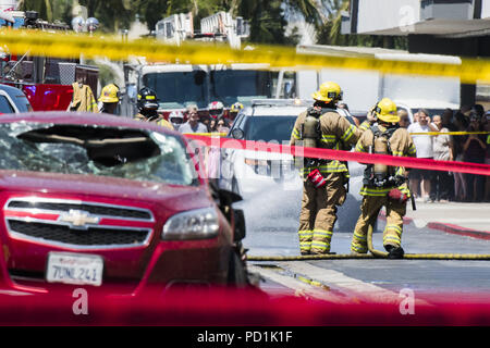 Santa Ana, CA, Stati Uniti d'America. 5 Ago, 2018. I vigili del fuoco di schiuma spray sul terreno vicino al relitto di un aereo Cessna e un veicolo danneggiato dall'urto in punti metallici parcheggio off Bristol St in Santa Ana CA. Un doppio motore Cessna si è schiantato SNA vicino Aeroporto John Wayne nel pomeriggio di domenica 5 agosto, 2018 nei punti metallici il parcheggio nel blocco 3000 di Bristol St in Santa Ana CA USA. Un PIO per la Contea di Orange Fire competente ha confermato ci sono stati 5 morti confermati a bordo del velivolo con nessun ferisce riportato sulla terra. Credito: Stuart Palley/ZUMA filo/Alamy Live News Foto Stock