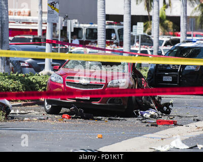 Santa Ana, CA, Stati Uniti d'America. 5 Ago, 2018. Relitto di un aereo Cessna e un veicolo danneggiato dall'urto in punti metallici parcheggio off Bristol St in Santa Ana CA. Un doppio motore Cessna si è schiantato SNA vicino Aeroporto John Wayne nel pomeriggio di domenica 5 agosto, 2018 nei punti metallici il parcheggio nel blocco 3000 di Bristol St in Santa Ana CA USA. Un PIO per la Contea di Orange Fire competente ha confermato ci sono stati 5 morti confermati a bordo del velivolo con nessun ferisce riportato sulla terra. Credito: Stuart Palley/ZUMA filo/Alamy Live News Foto Stock