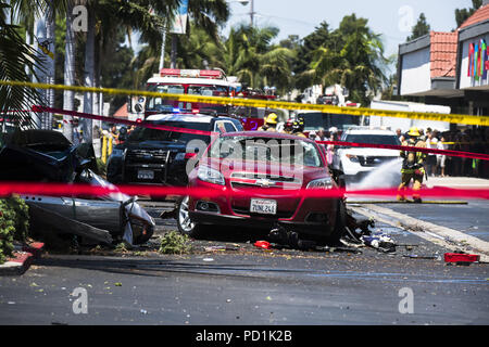 Santa Ana, CA, Stati Uniti d'America. 5 Ago, 2018. I vigili del fuoco di schiuma spray sul terreno vicino al relitto di un aereo Cessna e un veicolo danneggiato dall'urto in punti metallici parcheggio off Bristol St in Santa Ana CA. Un doppio motore Cessna si è schiantato SNA vicino Aeroporto John Wayne nel pomeriggio di domenica 5 agosto, 2018 nei punti metallici il parcheggio nel blocco 3000 di Bristol St in Santa Ana CA USA. Un PIO per la Contea di Orange Fire competente ha confermato ci sono stati 5 morti confermati a bordo del velivolo con nessun ferisce riportato sulla terra. Credito: Stuart Palley/ZUMA filo/Alamy Live News Foto Stock