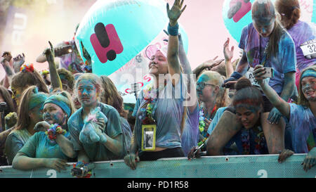 Il Colour Run, noto anche come il più felice 5k sul pianeta Foto Stock