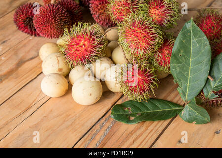 Langsat,pulasan rambutan e sul tavolo di legno Foto Stock