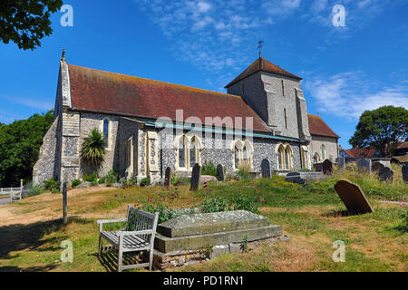 Chiesa di St Margaret e cimitero nel villaggio di Rottingdean, East Sussex, England, Regno Unito Foto Stock