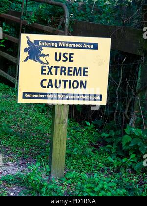 "Entrando wilderness area: Utilizzare estrema cautela" segno, La Chua trail, Paynes Prairie preservare parco statale, Gainesville, Florida, Stati Uniti d'America. Foto Stock