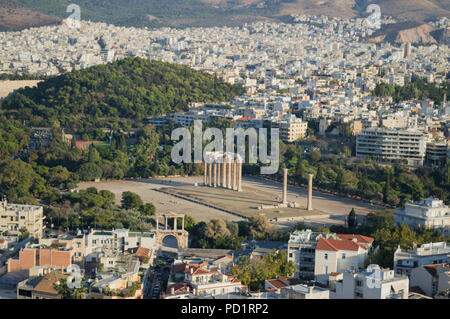 Tempio di Zeus Olimpio visto dall'Acropoli di Atene, Grecia Foto Stock