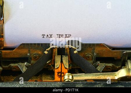 Primo piano sulla macchina da scrivere vintage. Di fronte a fuoco sulle lettere che imposta il testo di aiuto. Il concetto di Business immagine con retrò strumento office Foto Stock