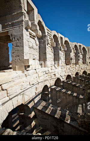 La facciata dell'Arena romana di Arles, Francia. Foto Stock