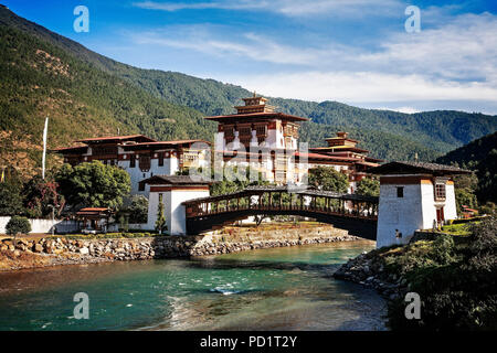 Il Punakha Dzong (fortezza) alla confluenza del Mo e Pho Chhu (fiumi). Il Bhutan. Foto Stock