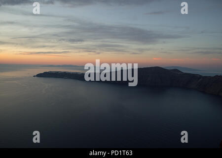 Vista mare tramonto con vista su Oia, visto da di Imerovigli, Santorini, Grecia Foto Stock