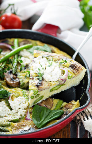 Asparagi, funghi e formaggio di capra frittata Foto Stock