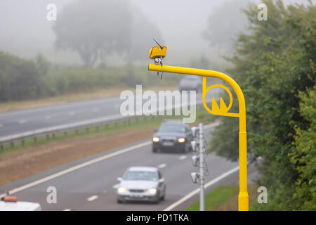 Driver passando sotto un vivacemente colorato di giallo velocità media fotocamera trappola lungo la A55 vicino Rhuallt Hill, Denbighshire Foto Stock