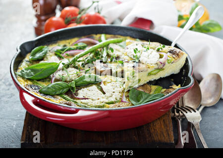 Asparagi, funghi e formaggio di capra frittata Foto Stock