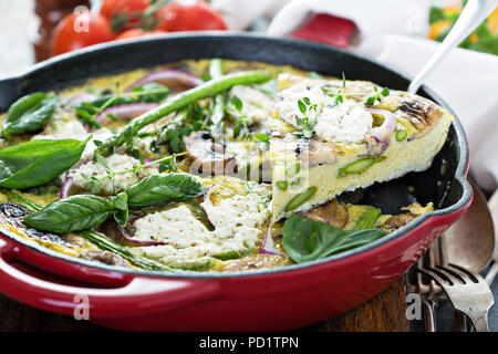 Asparagi, funghi e formaggio di capra frittata Foto Stock
