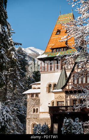 Dettagli di Pelisor castello nei pressi del Castello di Peles, l'ex residenza reale in Sinaia, Romania Foto Stock