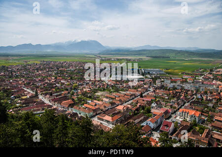 Splendida vista dalla fortezza Rasnov alla città principale e alla Piatra Craiului Mountains Foto Stock