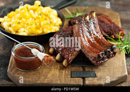 In grigliate e nervature affumicato con salsa barbecue Foto Stock