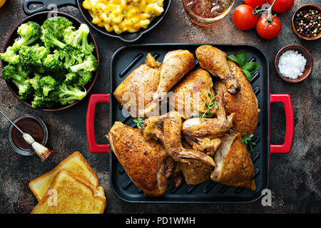 In estate la cena con pollo alla griglia Foto Stock