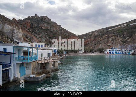 Baia di Firopotamos con greche tradizionali case di pescatori a Milos, Cicladi Grecia Foto Stock